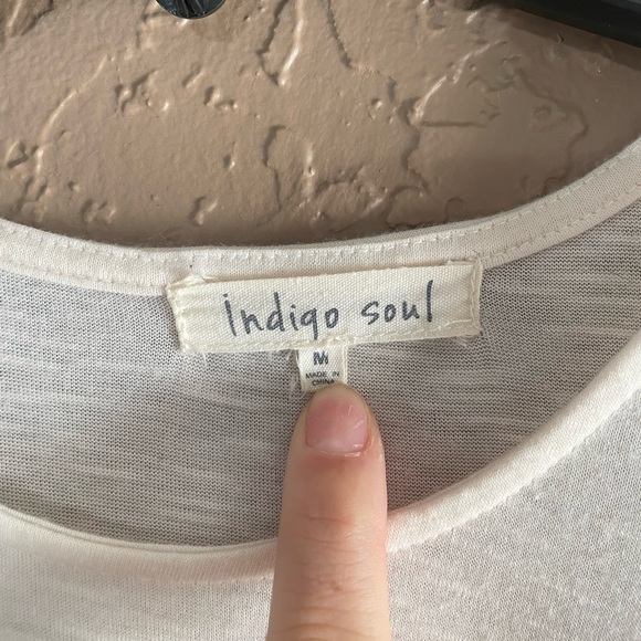 White tunic with lacy sleeves and hem. - Picture 2 of 5